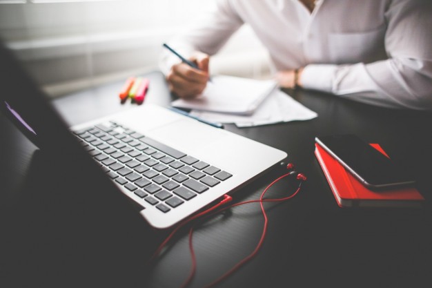 man-working-with-the-laptop_385-19323865