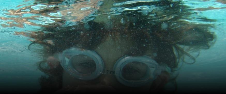 criança piscina