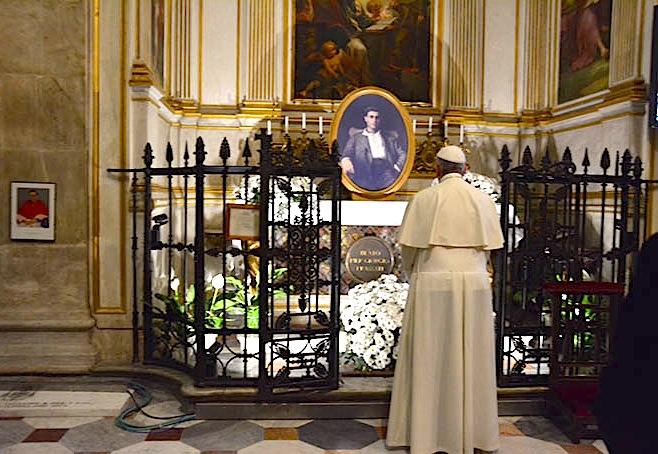 Papa_Francesco_prega_davanti_a_Pier_Giorgio_1