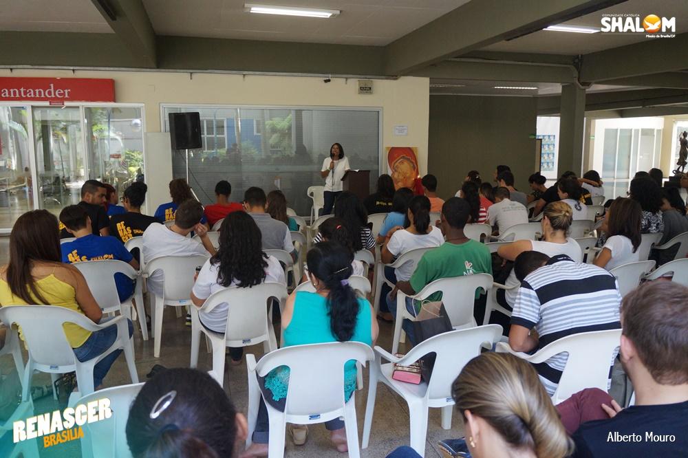 Magali Pereira ministra curso no Renascer