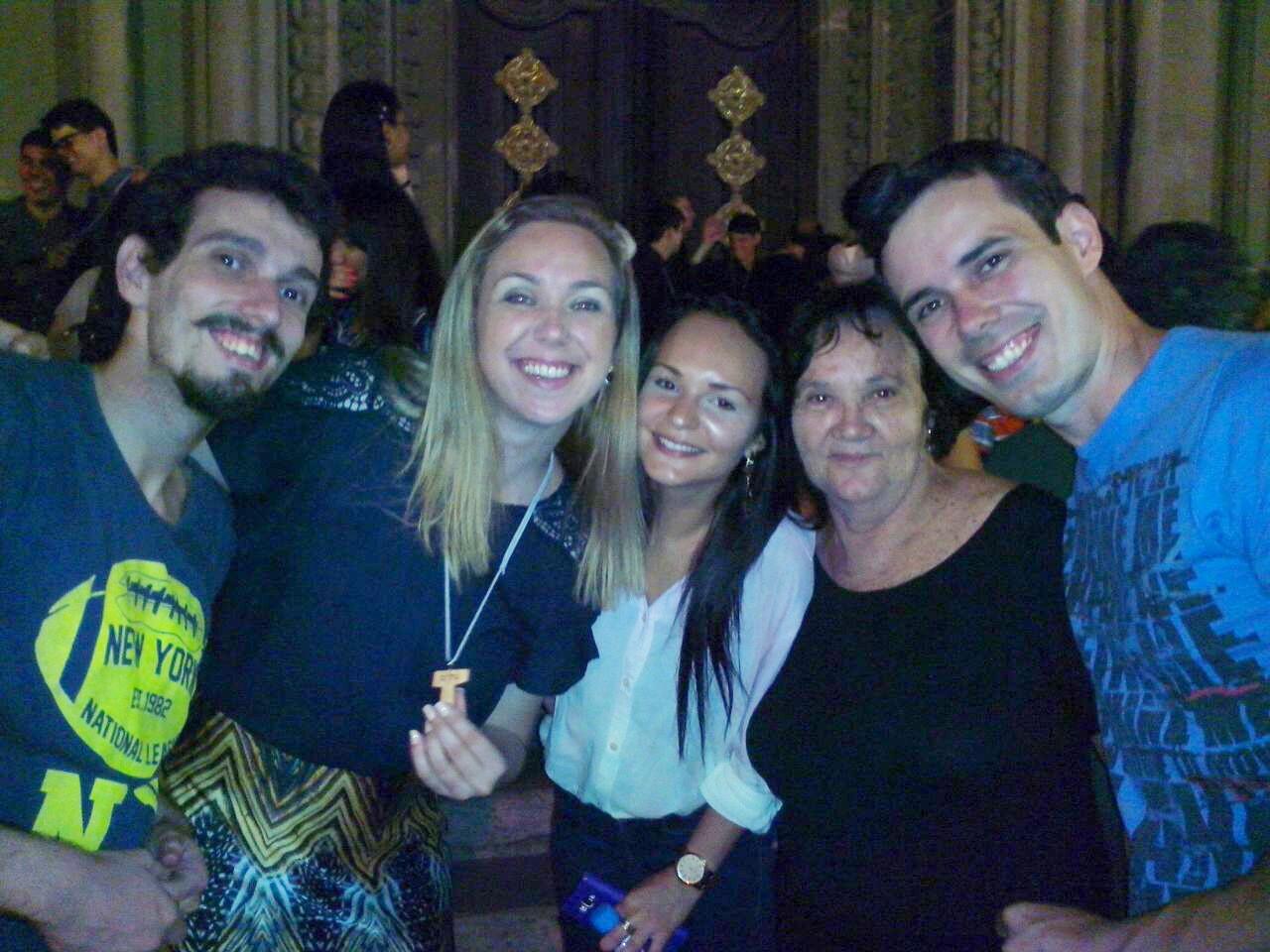 Gisele Turano com o tau, entre amigos e familiares
