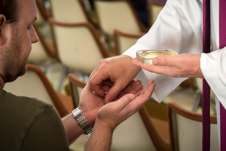 Unção dos enfermos é só para quem está a ponto de morrer? Comunidade Católica Shalom