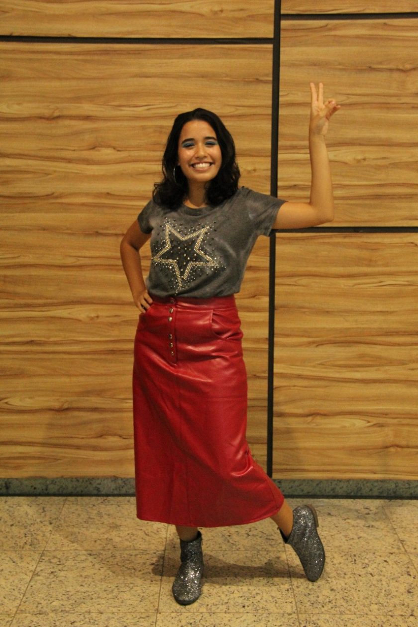 Blusa, saia e bota foram adquiridas no Bazar Shalom