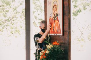 diante do ícone de Nossa Senhora - Ladainha de Nossa Senhora