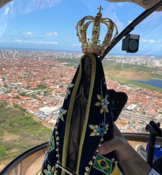 Nossa Senhora Aparecida sobrevoa Fortaleza