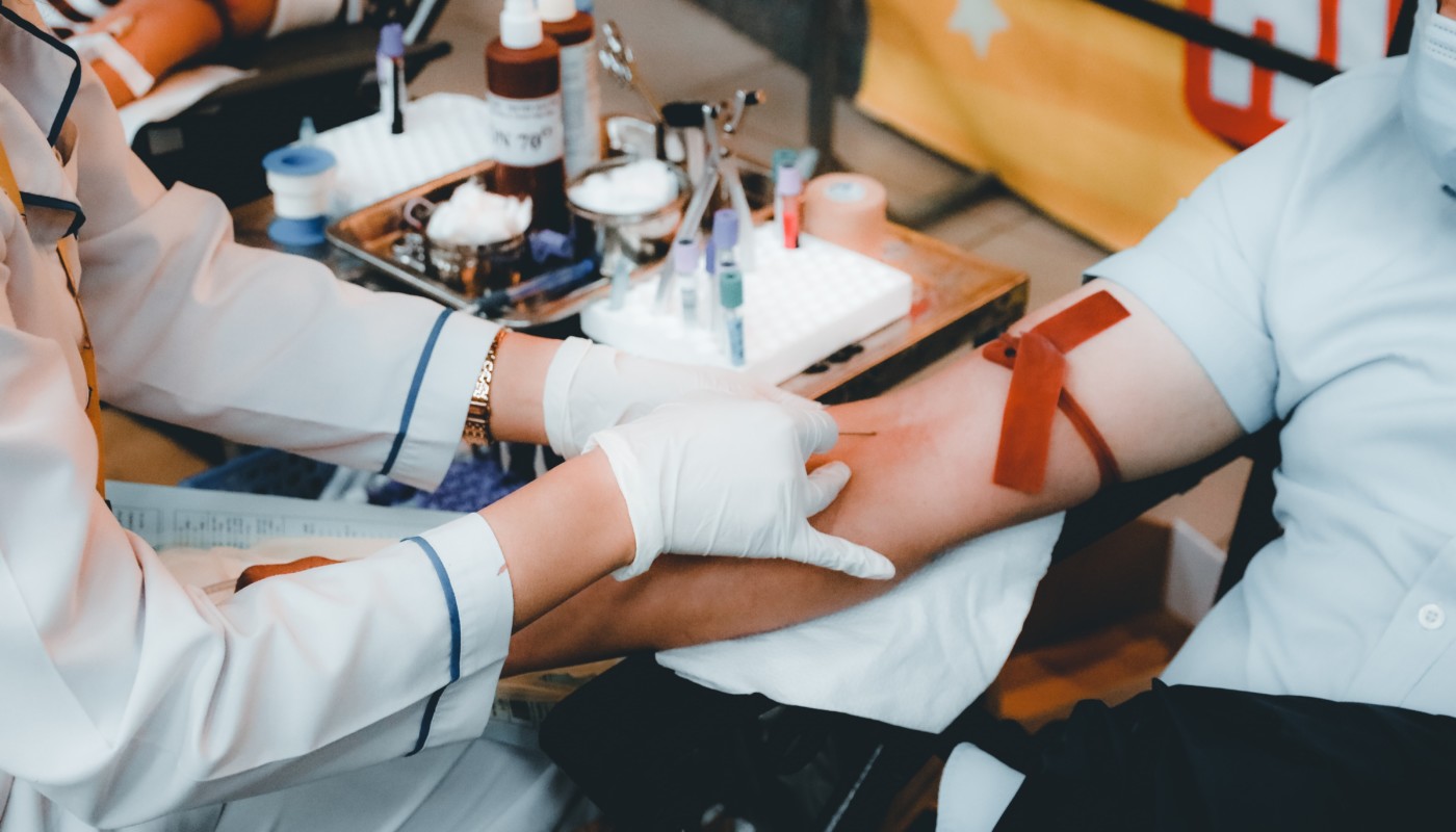 Doação de sangue mulher doa plasma sanguíneo evento de caridade