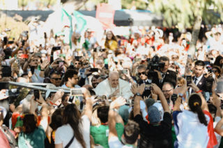 Papa Francisco em meio ao povo