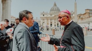 Moysés Azevedo, fundador da Comunidade Shalom, conversando com Dom Rui Valério, patriarca de LisboaDom Rui Valério