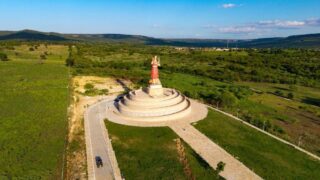 Estátua gigante da Beata Menina Benigna no novo santuário em Santana do Cariri