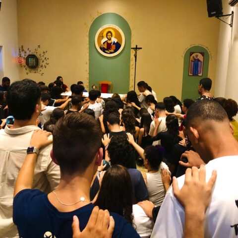 Jovens em adoração em uma capela dentro do Shopping Via Brasil, em Irajá